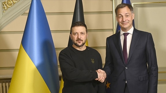 Ukraine-Präsident Wolodymyr Selenskyj und Belgiens Premierminister Alexander De Croo nach Unterzeichnung von Sicherheitsabkommen in Brüssel