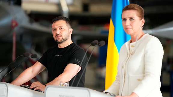 Der ukrainische Präsident Wolodymyr Selenskyj und Dänemarks Präsidentin Mette Frederiksen (rechts)