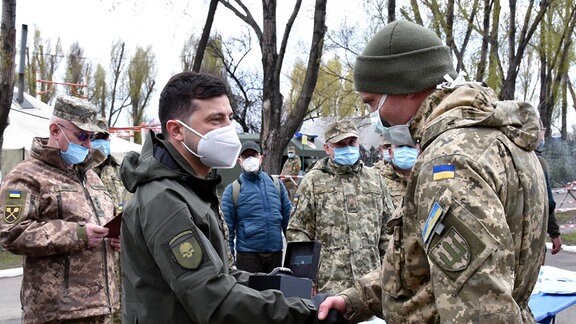 Selenskyj spricht mit einem Soldaten