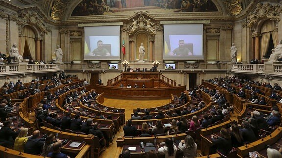 Ukraine-Konflikt, Wolodymyr Selenskyj im portugiesischen Parlament zugeschaltet