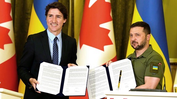 Premierminister Justin Trudeau, links, und der ukrainische Präsident Volodymyr Zelenskyy posieren mit einer gemeinsamen Erklärung von Kanada und der Ukraine während einer Pressekonferenz in Kiew, Ukraine, am Samstag, 10. Juni 2023. 