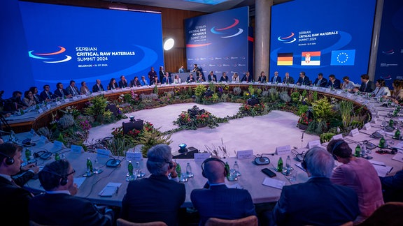 Bundeskanzler Olaf Scholz (rechts am runden Tisch unter der Deutschland-Flagge, SPD), spricht neben Aleksandar Vucic, Präsident von Serbien bei einem Gipfeltreffen zu kritischen Rohstoffen.