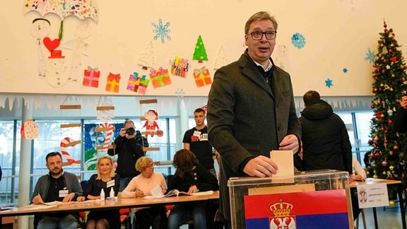Der serbische Präsident Aleksandar Vucic gibt seinen Stimmzettel bei den vorgezogenen Parlamentswahlen ab.