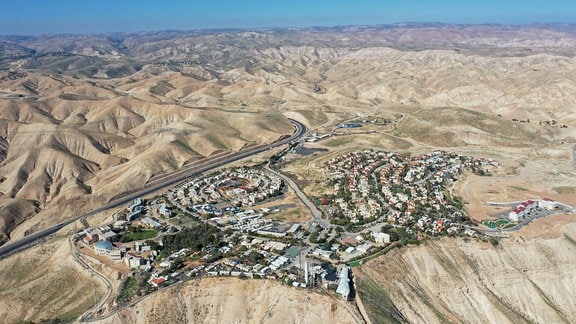 Sicht auf die jüdische Siedlung Mitzpe Yeriho im Westjordanland 2020.