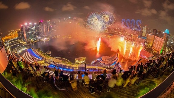 Silvester-Feuerwerk über der Marina Bay von Singapur