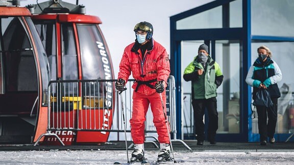Skifahrer mit Maske vor Skilift in Kaprun Österreich