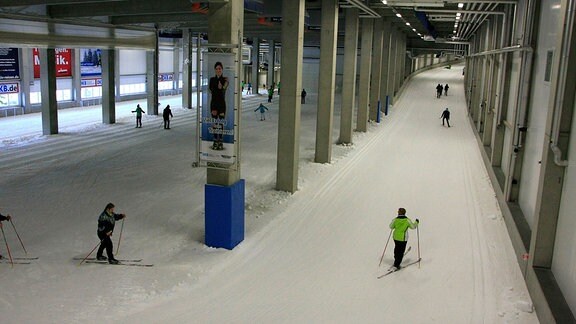 Die Skisport-Halle in Oberhof ist einzigartig und hat zwischen dem Alpinhang und dem Biathlon-Stadion ihren Platz gefunden. 