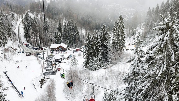 Skifahrer fahren auf dem Lift der Skiarena Silbersattel Steinach.