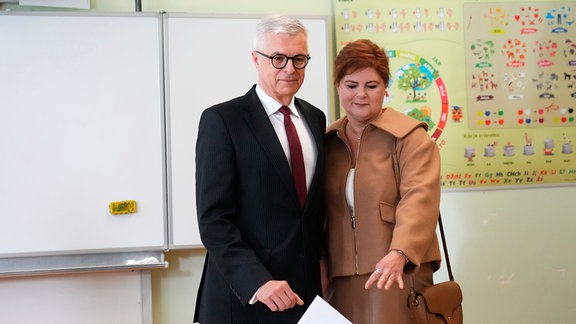 Präsidentschaftskandidat Ivan Korcok und seine Frau Sona geben ihre Stimmen bei der Stichwahl ab. Rund 4,4 Millionen slowakische Wahlberechtigte sind am Samstag aufgerufen, in einer Stichwahl ein neues Staatsoberhaupt zu wählen.