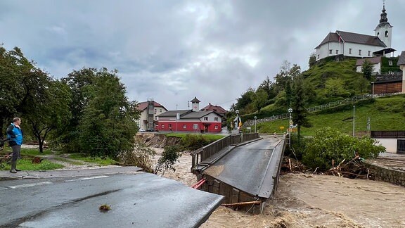 Eine Brücke ist in der Nähe der Stadt Kamnik eingestürzt. 