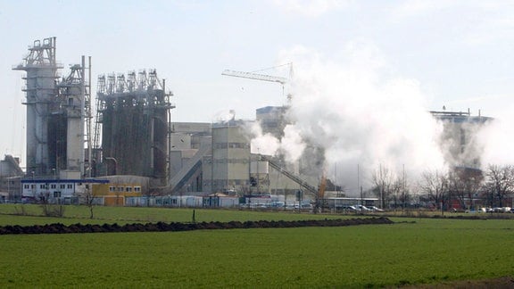 Blick auf das Sodawerk in Staßfurt, im Hintergrund die Müllverbrennungsanlage.