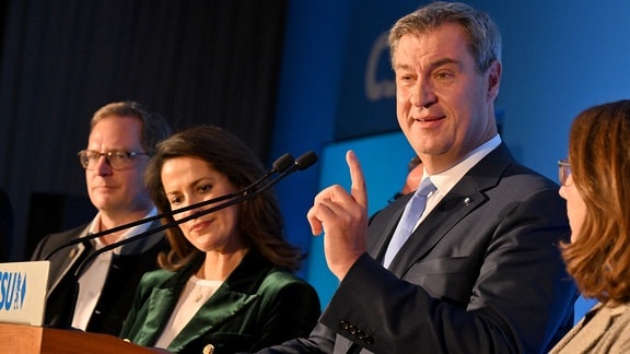 Markus Söder, CSU-Spitzenkandidat und Ministerpräsident von Bayern, spricht nach der Bekanntgabe der ersten Prognose zur Landtagswahl in Bayern.