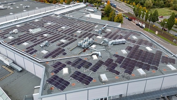 Solaranlagen liegen auf dem Dach eines Einkaufcenters.