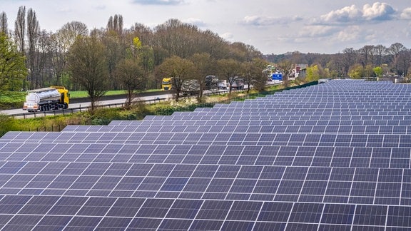 Solarpark bei Neukirchen-Vluyn, entlang der Autobahn A40