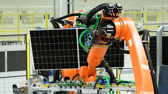 Ein Solarmodul wird in der Produktionslinie im Werk der Solarwatt GmbH mit einem Roboter zum nächsten Arbeitsgang transportiert. 
