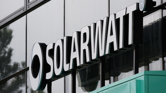Der Schriftzug Solarwatt ist über dem Haupteingang am Werk der Solarwatt GmbH montiert.