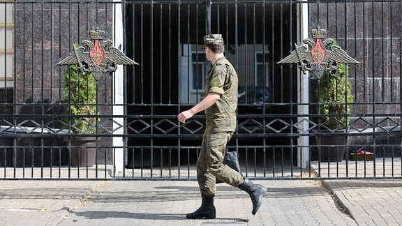 ein Soldat auf der Straße in Rostov