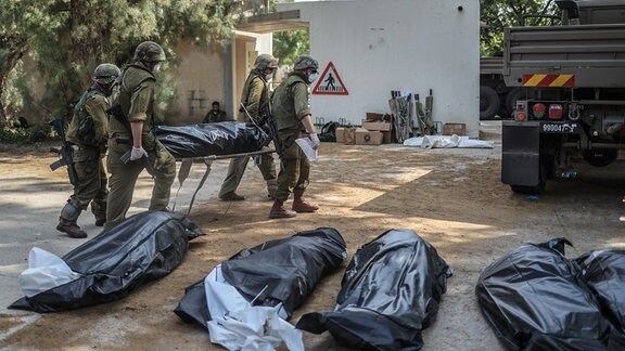 Israelische Soldaten bergen Todesopfer