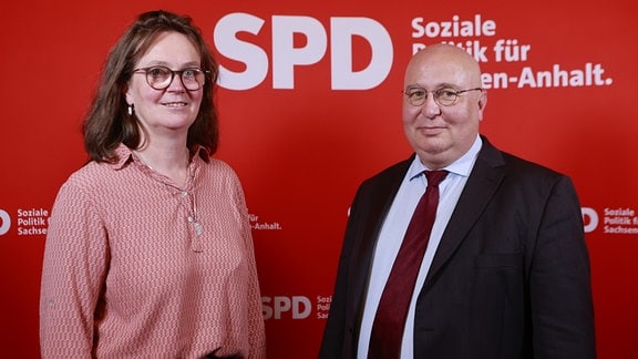 alte und neue spd-vorsitzende sachsen-anhalt. Die neugewählten SPD Sachsen-Anhalt Landesvorsitzenden Andreas Schmidt (l) und Juliane Kleemann stehen gemeinsam nach ihrer Wiederwahl auf dem Landesparteitag gemeinsam im Palais Saalfeld.