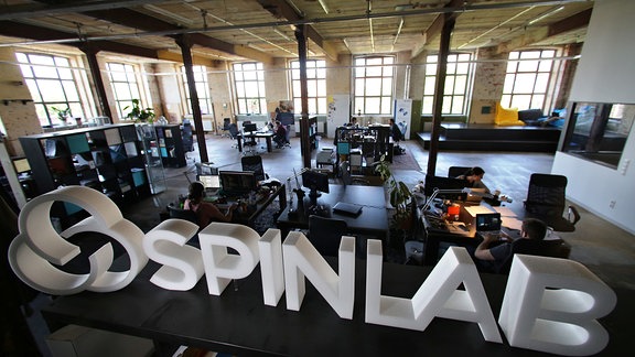 Mitarbeiter verschiedener StartUps arbeiten im «SpinLab» in der Baumwollspinnerei in Leipzig (Sachsen).