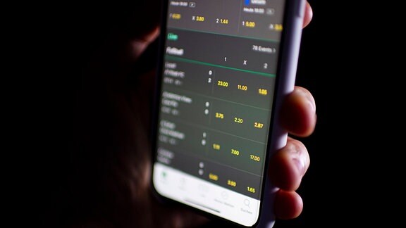 Eine Sportwettenapp zeigt Wetten mit ihren Wettquoten an