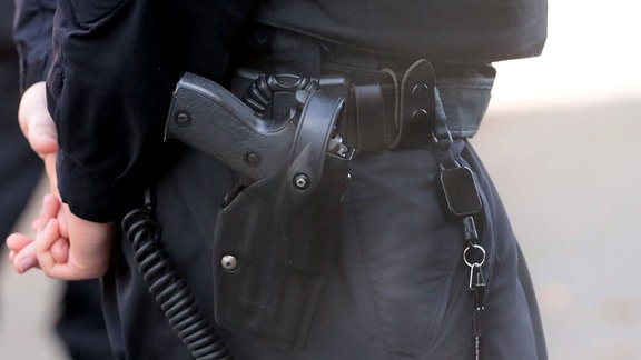 Pistole im Holster eines Polizisten