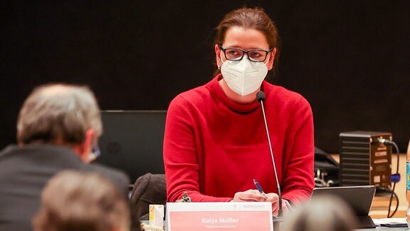 Katja Müller (Die Linke), Stadtratsvorsitzende, moderiert eine Sondersitzung des Stadtrats von Halle in der Händelhalle