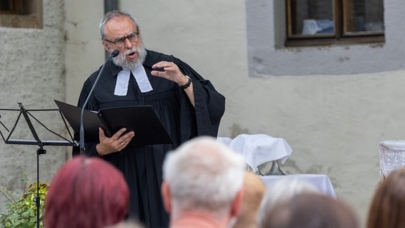 Stefan Schwarzenberg, Evangelisch-Lutherischer Gemeindepfarrer, spricht im Pfarrhof der Kirchgemeinde zu Beginn des ersten Gottesdienstes nach dem Brand der Stadtkirche. 