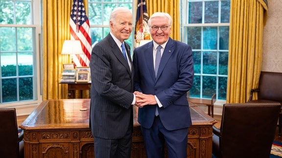 Frank-Walter Steinmeier (r), Bundespräsident, bei einem Treffen mit Joe Biden, Präsident der USA, im Weißen Haus