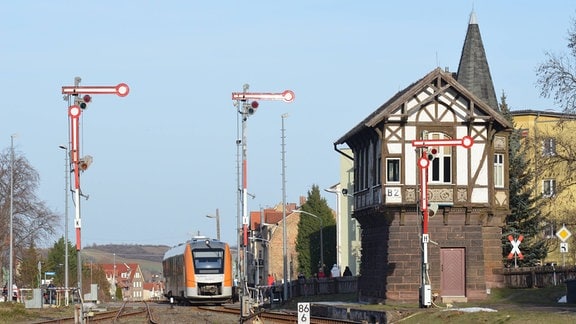 Blick auf das Stellwerk in Thale mit vorbeifahrendem Zug