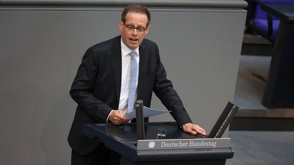 Konrad Stockmeier (FDP) spricht bei der 100. Sitzung des Deutschen Bundestages im Plenarsaal des Reichstagsgebäudes. Debattiert wird das Thema "Wärmewende".