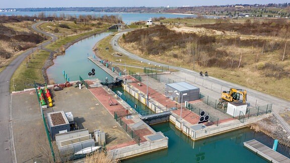 Die von Böschungsrutschungen betroffene Schleuse zwischen dem Markkleeberger (l) und dem Störmthaler See. Risse in der Kanalböschung zwischen den Gewässern erfordern sofortige Sicherungsmaßnahmen.