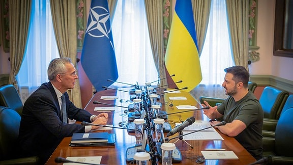 Jens Stoltenberg (l), Generalsekrätär der NATO, und Wolodymyr Selenskyj, Präsident der Ukraine, sprechen während ihres Treffens. 