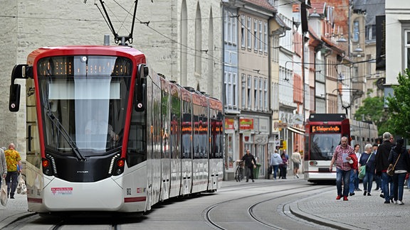 Straßenbahnen fahren durch die Innenstadt.