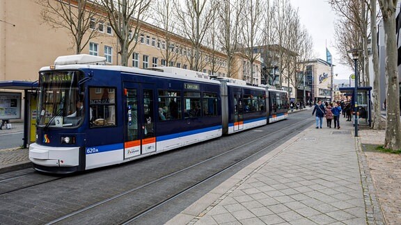 Eine Tram an der Doppelhaltestelle Stadtzentrum Löbdergraben in Jena