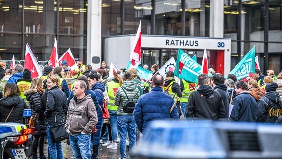 Zahlreiche Menschen nehmen an einer Demonstration von Pflegekräften des Ostalbklinikums, der Baubetriebe und Friedhöfe der Stadt Aalen sowie der Straßenmeisterei Aalen teil.