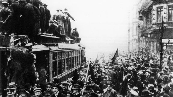 Streikende Arbeiter füllen 1918 die Straßen von Berlin