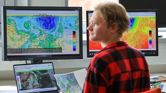 Eine studentische Hilfskraft am Institut für Meteorologie der Universität Leipzig beim Erstellen eine Wetterkarte