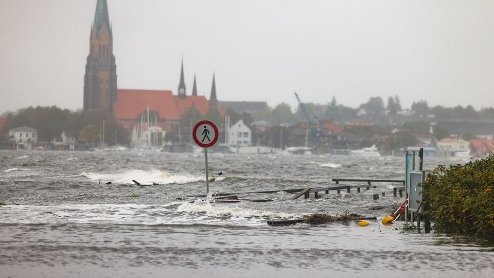 Sinkende Pegel nach Rekordhochwasser an der Ostsee