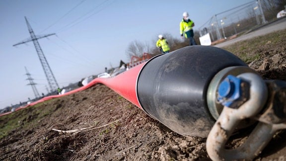 Ein Leerrohr der geplanten Stromautobahn Suedlink liegt in der Nähe des Umspannwerks Großgartach auf einer Wiese.