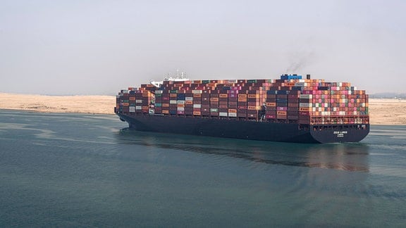 Das Containerschiff Zeus Lumos, das unter britischer Flagge fährt, passiert bei Ismailia Ãgypten den Suezkanal in Richtung Mittelmeer.