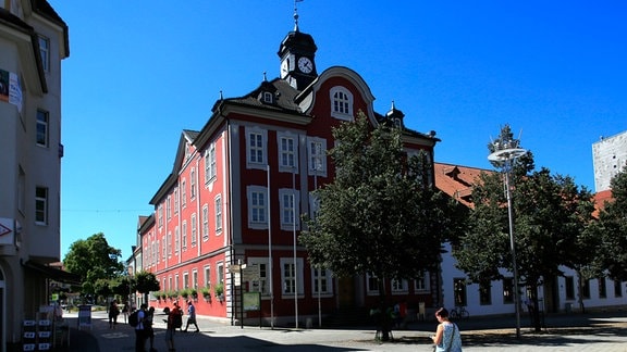 Blick auf das Alte Rathaus von Suhl an einem sonnigen Tag