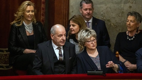 Tamas Sulyok (l), einziger Kandidat für das Amt des ungarischen Präsidenten, vorgeschlagen von Fidesz, sitzt mit seinen Verwandten in der Haupthalle des Parlamentsgebäudes.