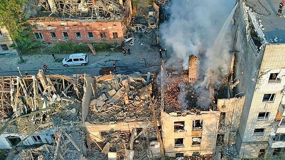 Die Folgen eines russischen Raketenangriffs auf die ukrainische Stadt Lemberg, bei dem in den frühen Morgenstunden mindestens sieben Zivilisten getötet und 47 verletzt wurden