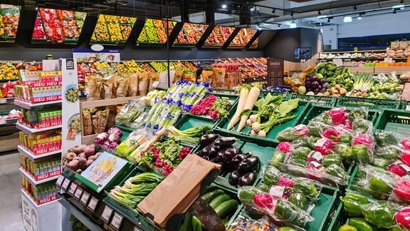 Die Obst- und Gemüseabteilung in einem Supermarkt in Deutschland