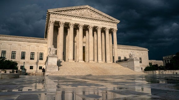Der Oberste Gerichtshof ist unter stürmischem Himmel in Washington zu sehen. 