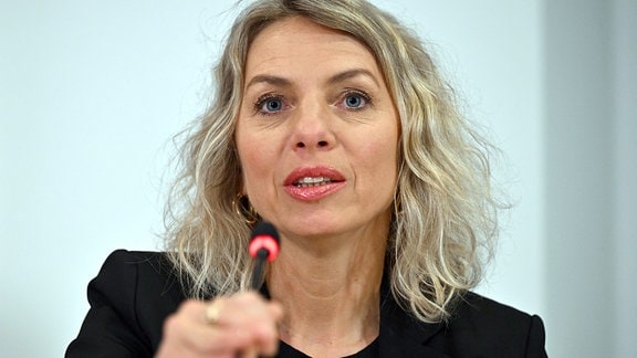 Susanna Karawanskij (Die Linke), Landwirtschaftsministerin von Thüringen, spricht während einer Pressekonferenz.