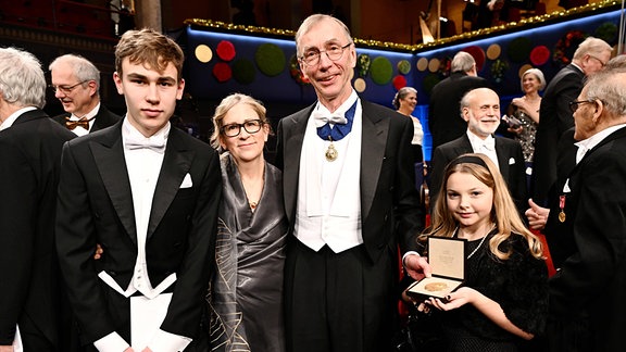Svante Pääbo präsentiert den Nobelpreis mit seiner Familie