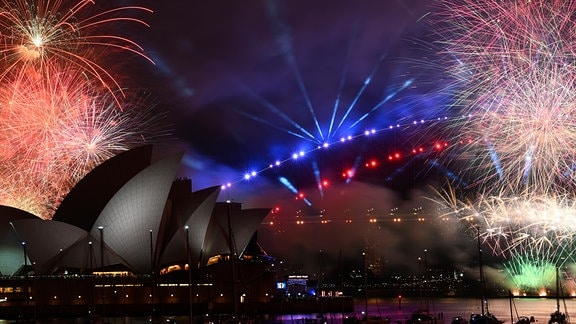 Ein Feuerwerk explodiert über dem Hafen von Sydney, als die Silvesterfeierlichkeiten beginnen.