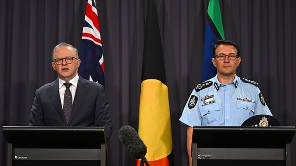 Der australische Premierminister Anthony Albanese (l) und der Kommissar der australischen Bundespolizei (AFP) Reece Kershaw sprechen während einer Pressekonferenz in Canberra über den Messerangriff im Einkaufszentrum in Sydney. 